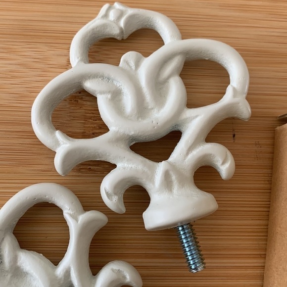 Pottery Barn Teen NIB Set of 2 Antique White Key Window Embouts Finials - Picture 6 of 9